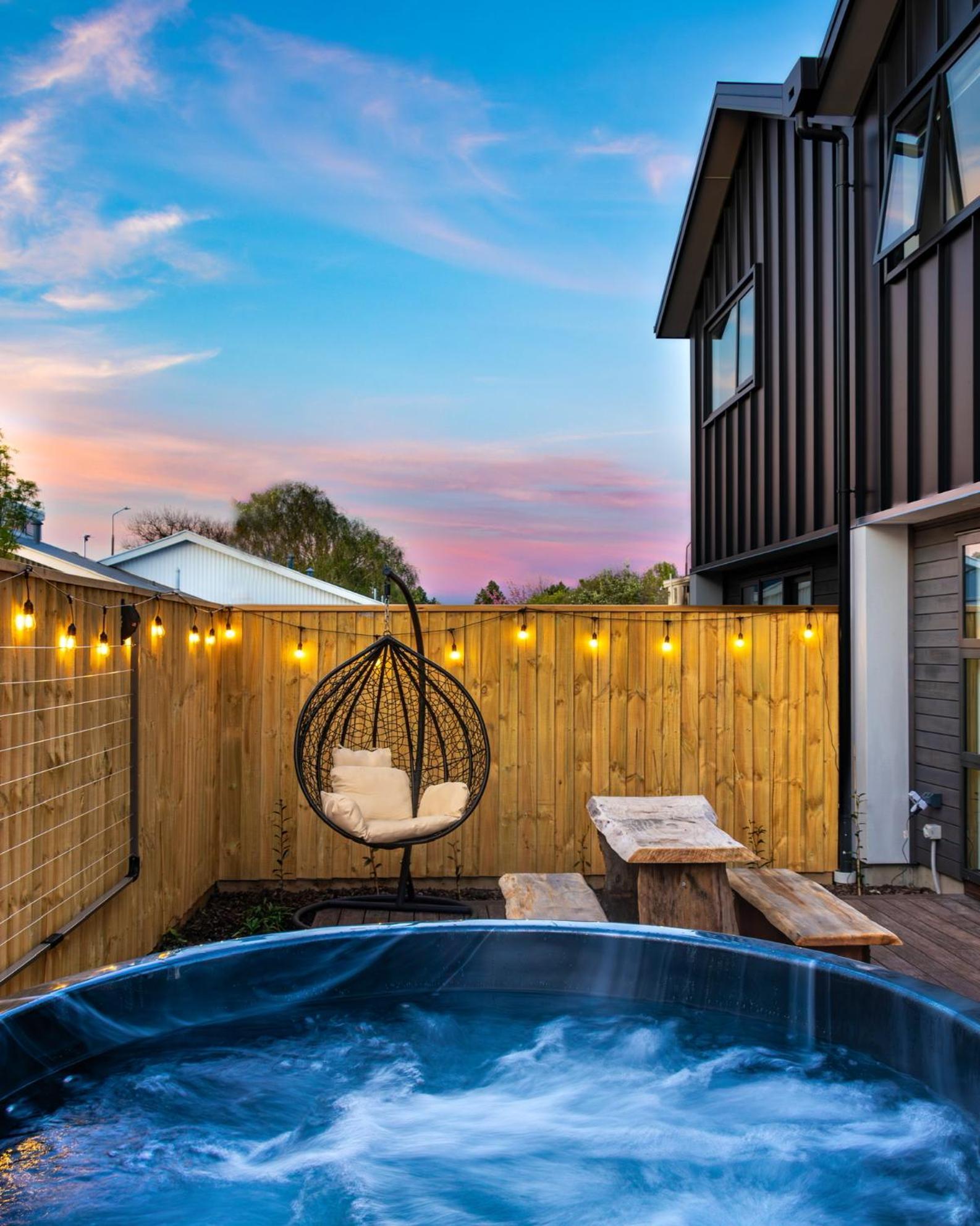 Ferienwohnung Cozy Retreat With Hot Tub Christchurch Exterior foto